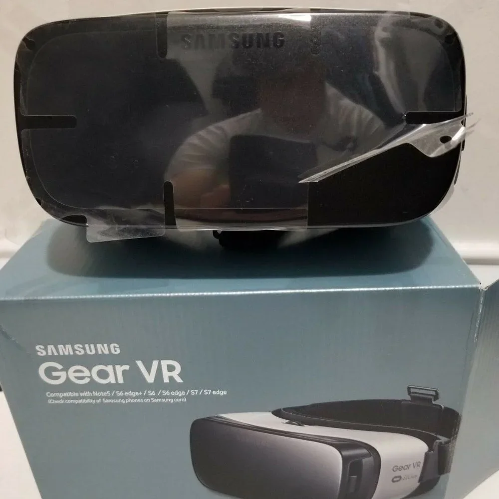 Black Samsung Gear VR Virtual Reality Headset powered by Oculus 1st Generation